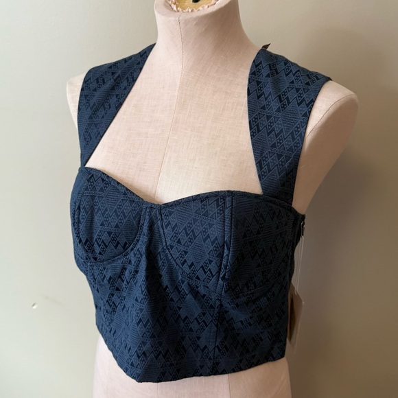 FOREVER 21 NWT Crop Top With Cutout Back - Picture 2 of 10